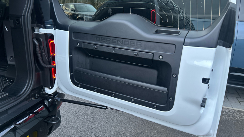 Land Rover Defender 3.0 D250 X-Dynamic SE 90 3dr Auto Diesel Estate